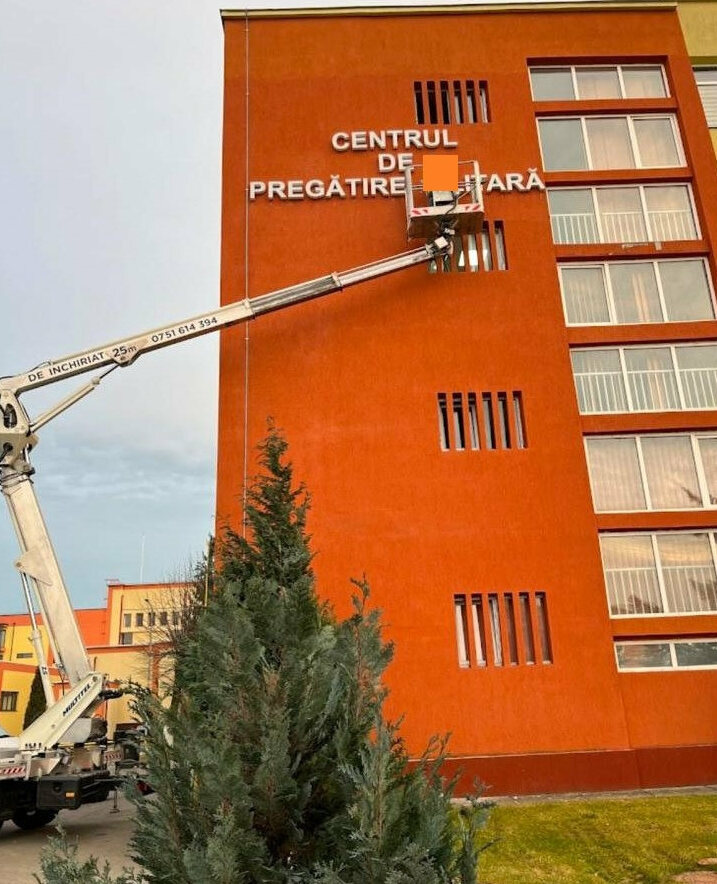 reclame luminoase sibiu pentru institutie publica litere volumetrice luminoase montaj la mare inaltime pe cladiri pentru vizibilitate maxima