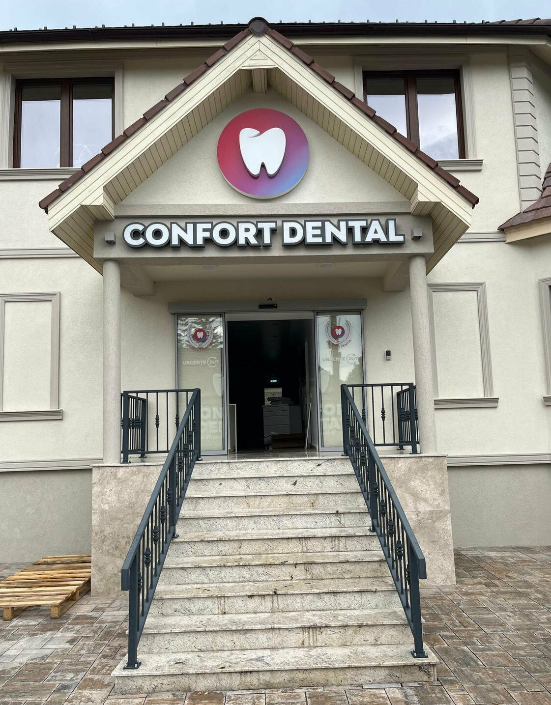 Firme luminoase Sibiu – reclama clinica dentara cu litere volumetrice si logo iluminat firma luminoasa clinica stomatologica sibiu cu logo iluminat si litere volumetrice pentru vizibilitate premium