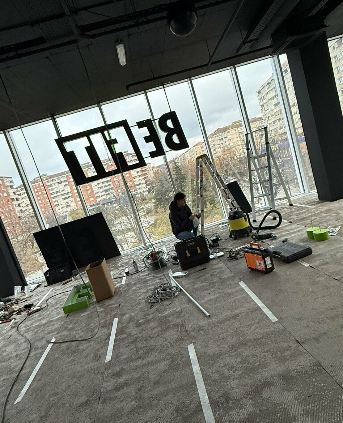 reclama luminoasa sibiu suspendata pentru befit montaj profesional pe structura metalica cu ancorare in beton executie sigura si precisa pentru rezistenta si impact vizual maxim in spatii comerciale