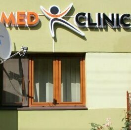 Realizarea unei firme luminoase, reclamei luminoase și a unui logo luminos pentru o clinică din Sibiu