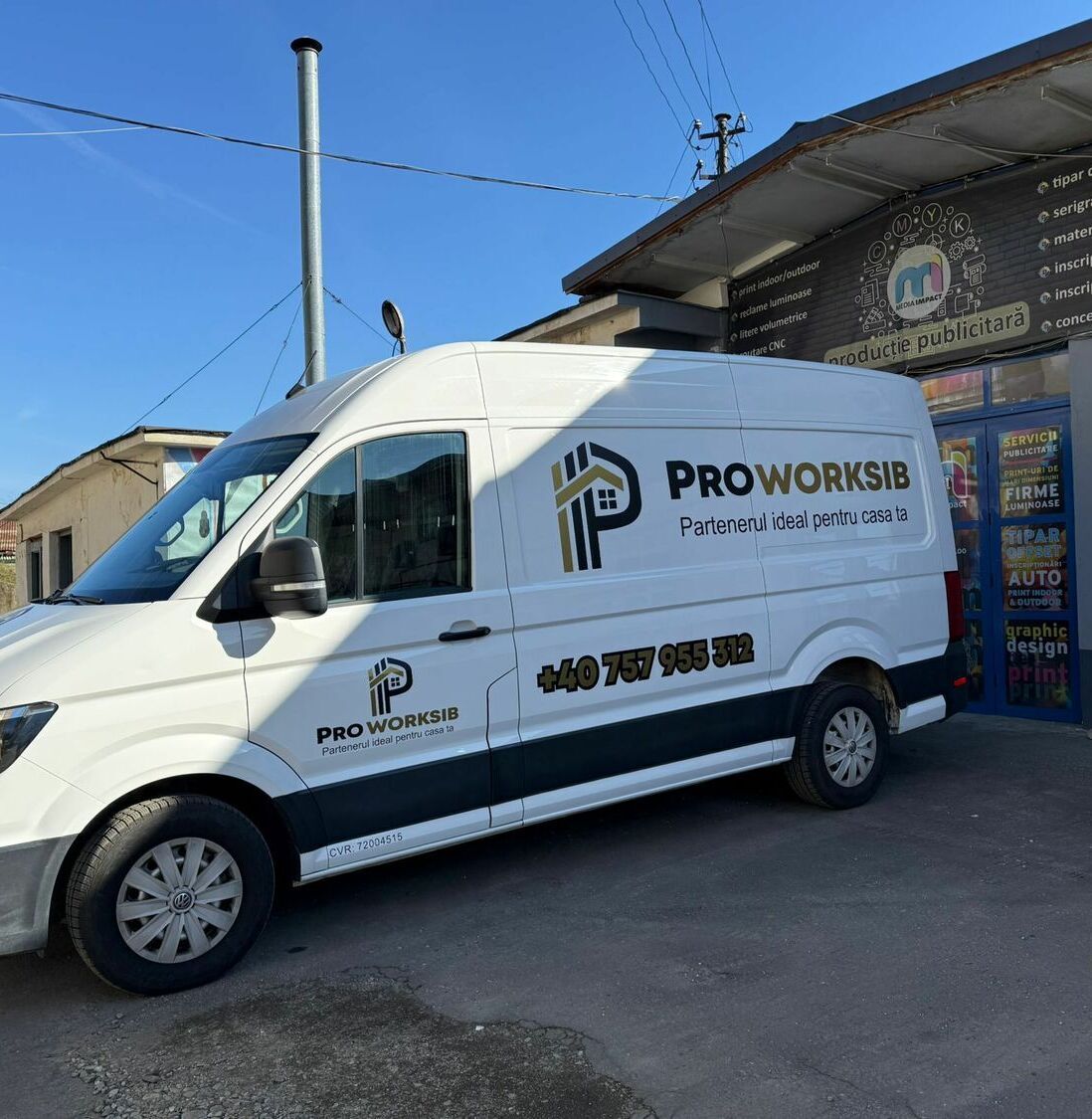 inscriptionare auto Sibiu duba colantata complet pentru firma constructii inscriptionare auto duba sibiu colantare completa proworksib cu logo si telefon aplicate profesional