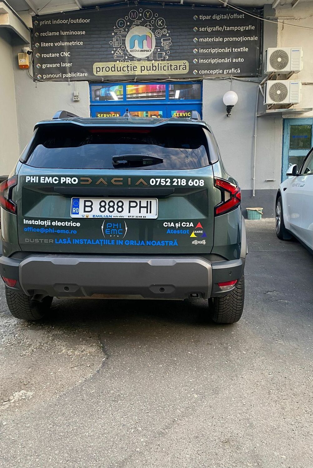 inscriptionare auto spate masina sibiu pentru PHI EMC cu informatii complete si vizibilitate maxima pentru clienti