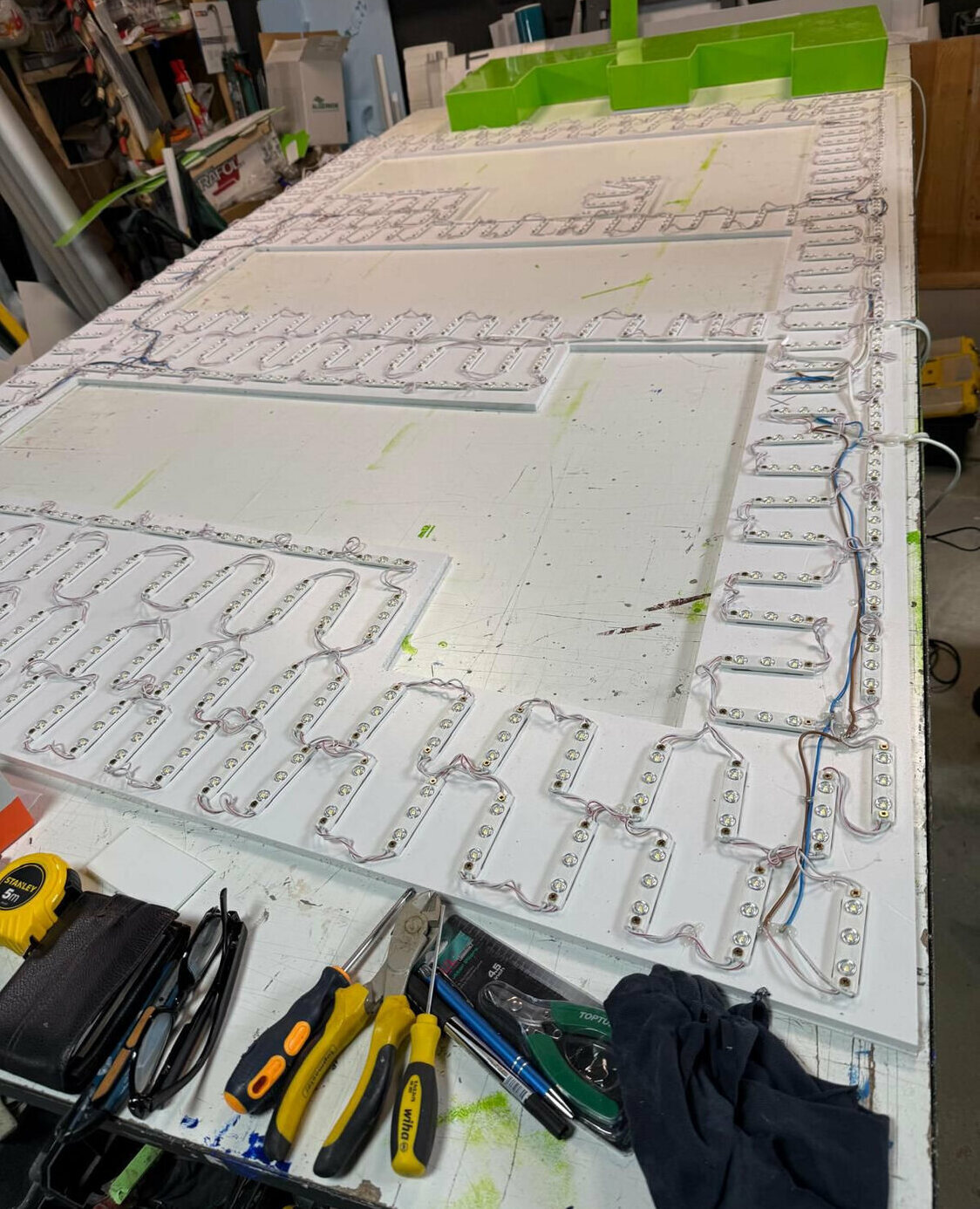 amplasare leduri in reclame luminoase sibiu realizata profesional pentru iluminare uniforma fara pete de lumina distributie corecta a modulelor led pentru eficienta maxima si durabilitate