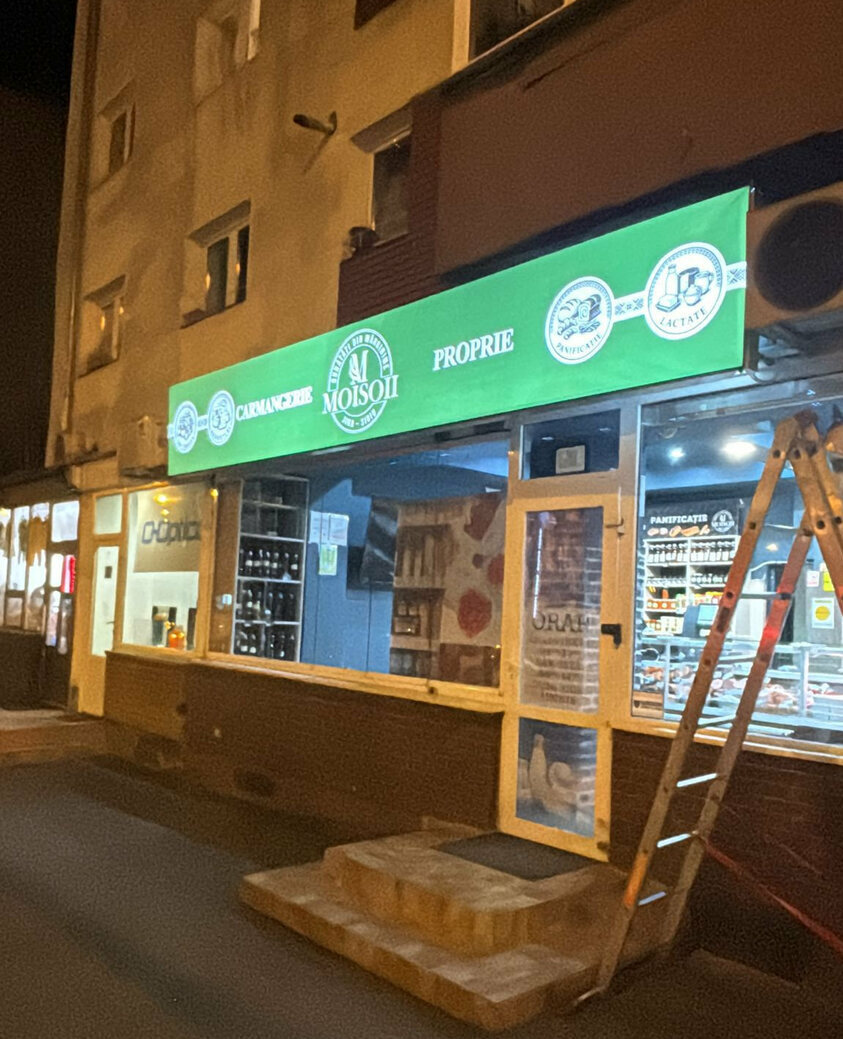 caseta luminoasa textila sibiu pentru magazin alimentar pe bulevardul mihai viteazu iluminare led uniforma vizibilitate maxima pe timp de noapte