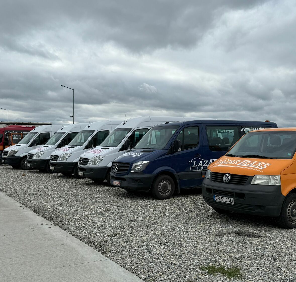 colantare flota auto sibiu pentru transport persoane branding unitar profesional si promovare eficienta servicii inscriptionari auto flota transport persoane sibiu pentru firma lazartrans branding profesional pe mai multe masini si vizibilitate maxima