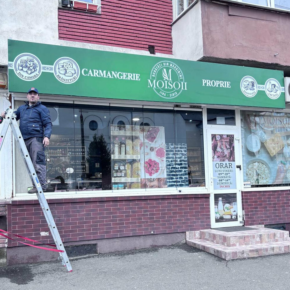 Caseta luminoasa textila Sibiu – reclama magazin pe bulevardul Mihai Viteazu caseta luminoasa textila magazin sibiu montata pe bulevardul mihai viteazu reclama luminoasa exterior magazin alimentar
