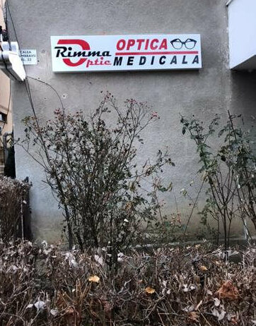 caseta luminoasa sibiu realizata pentru clinica optica medicala design clar si vizibilitate excelenta pentru identificare rapida si imagine profesionala