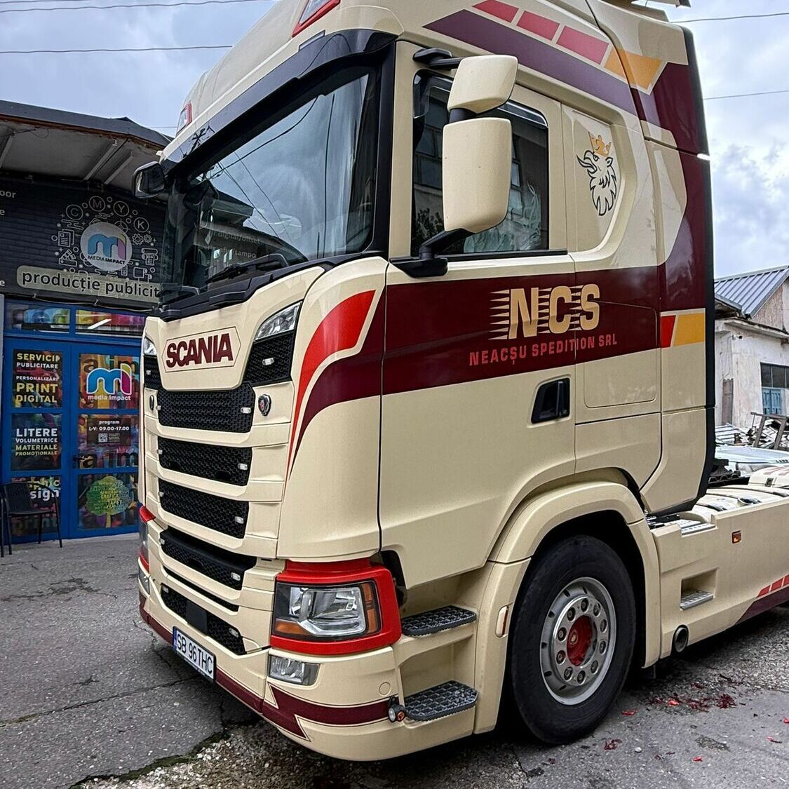 inscriptionare tiruri Sibiu colantare camioane pentru firme transport branding vizibil pe flota inscriptionare tiruri sibiu colantare camioane la sediu media impact cu grafica profesionala si materiale premium