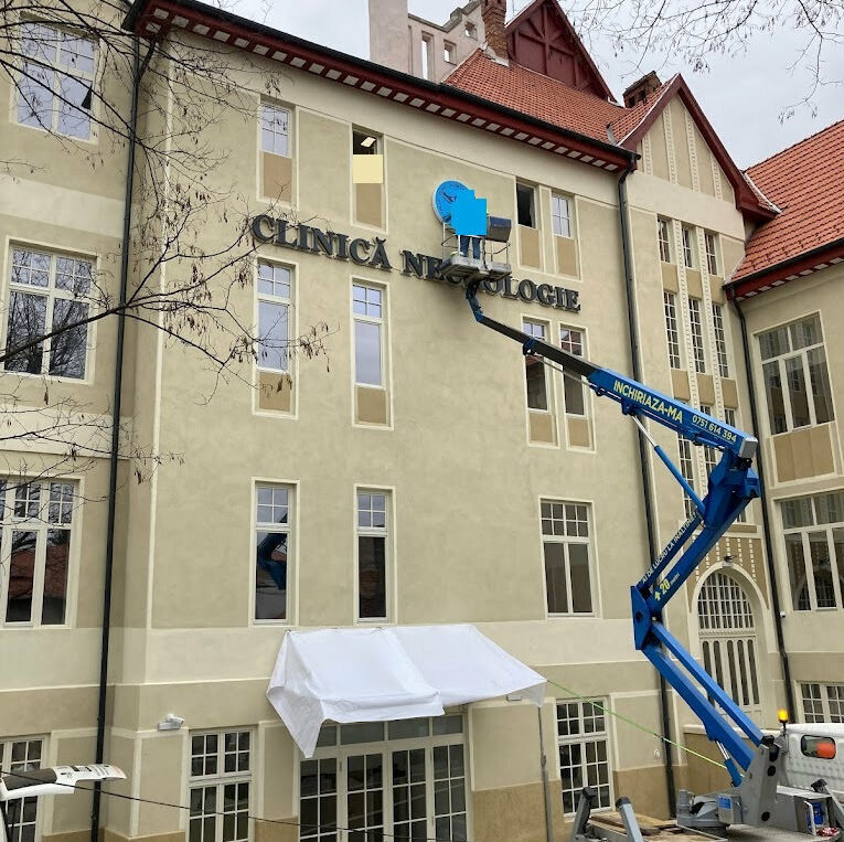 firma luminoasa clinica sibiu litere volumetrice si caseta led pentru vizibilitate maxima si imagine premium institutionala reclame luminoase sibiu clinica medicala litere volumetrice si caseta luminoasa rotunda montaj profesional la inaltime