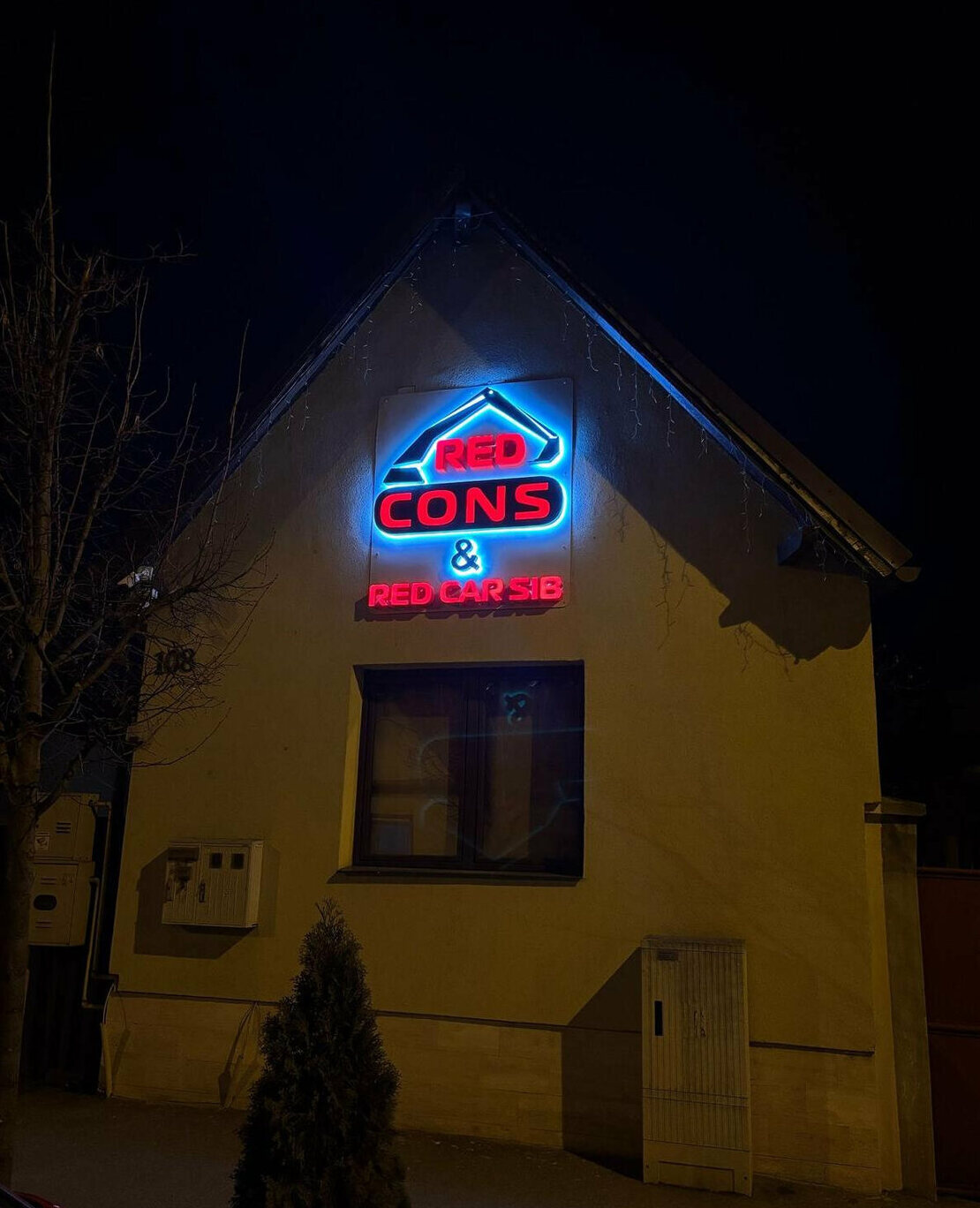 reclame luminoase sibiu productie logo iluminat premium exterior pentru firme constructii red cons