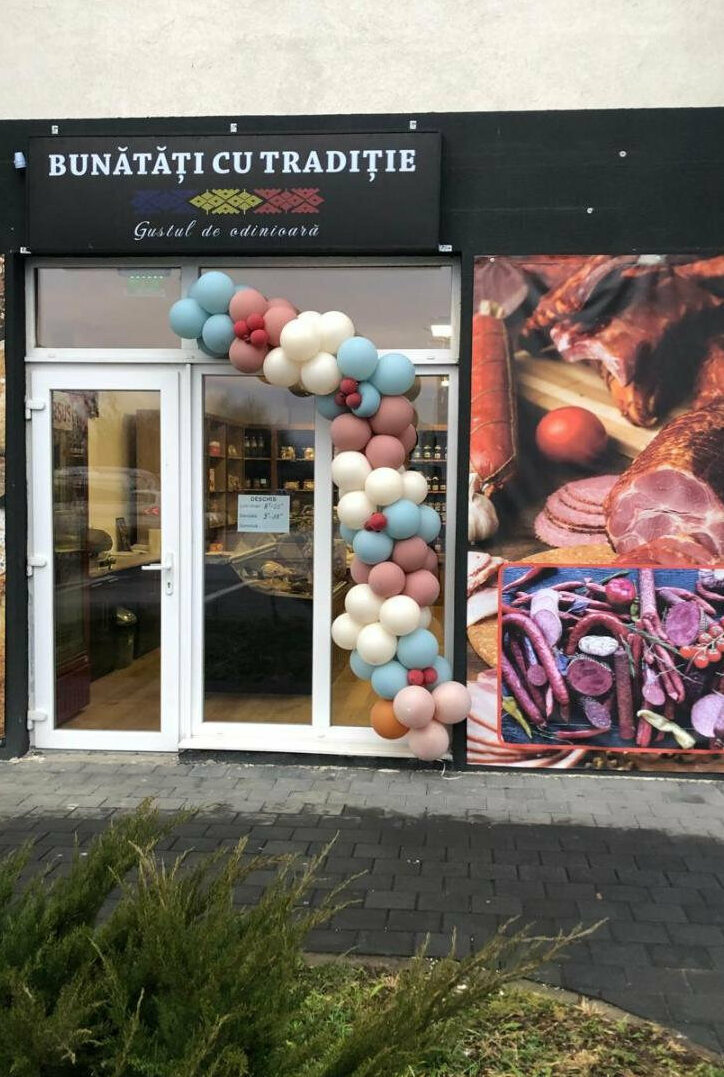 caseta luminoasa magazin traditional sibiu montata pe fatada pentru vizibilitate si promovare locala cu iluminare led