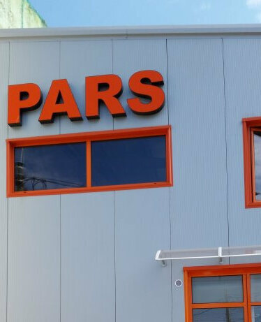 firma luminoasa sibiu pentru companie litere volumetrice montate pe fatada cladire industriala pentru vizibilitate maxima si branding profesional