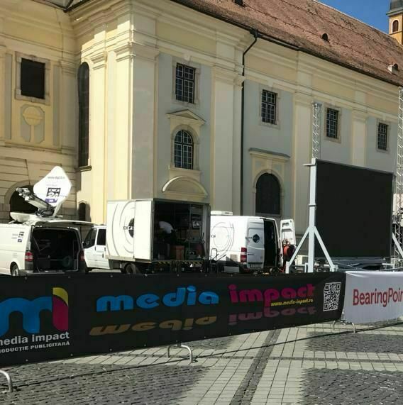 Bannere publicitare create, printate și montate de Media Impact în Piața Mare din Sibiu pentru diverse evenimente