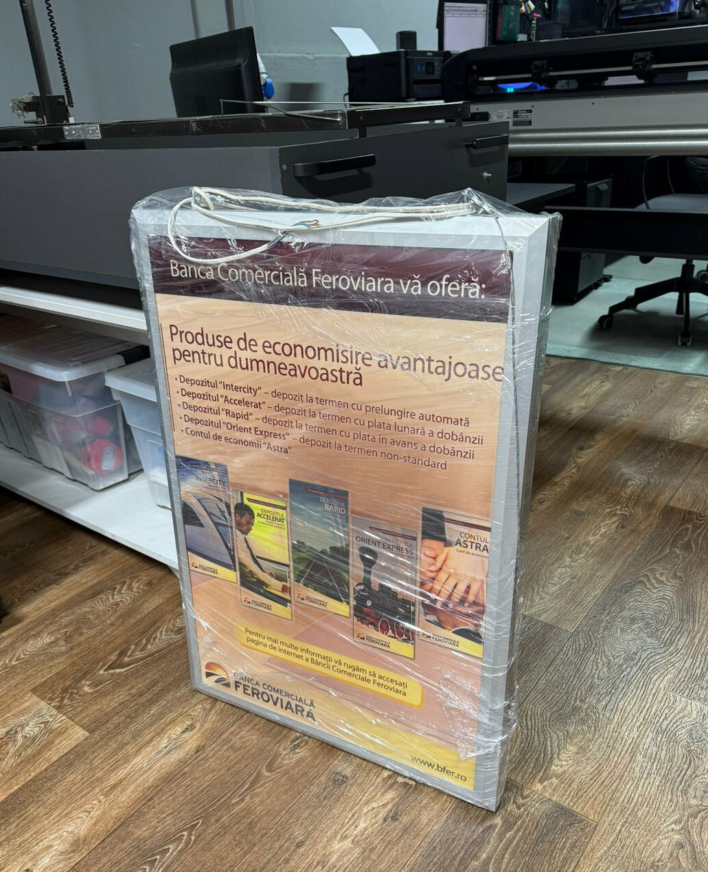 caseta luminoasa dubla fata suspendata realizata la comanda iluminare led uniforma ideala pentru afisaj interior si exterior vizibilitate din ambele sensuri si design personalizat