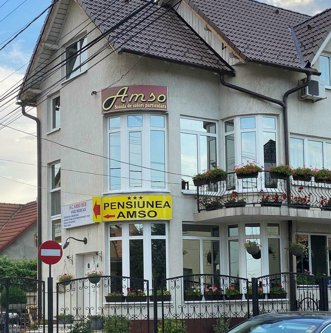 Decorare cu folie sablată personalizată în birourile companiei Marquardt, adăugând un touch elegant și profesional în interiorul lor.
