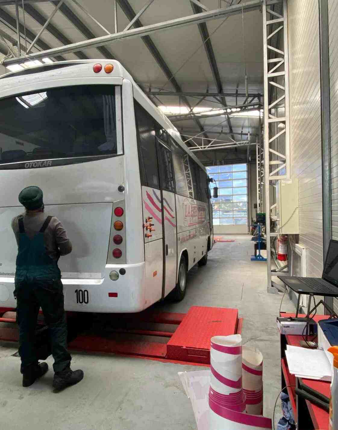 inscriptionare autocar sibiu colantare autocar profesionala branding transport persoane