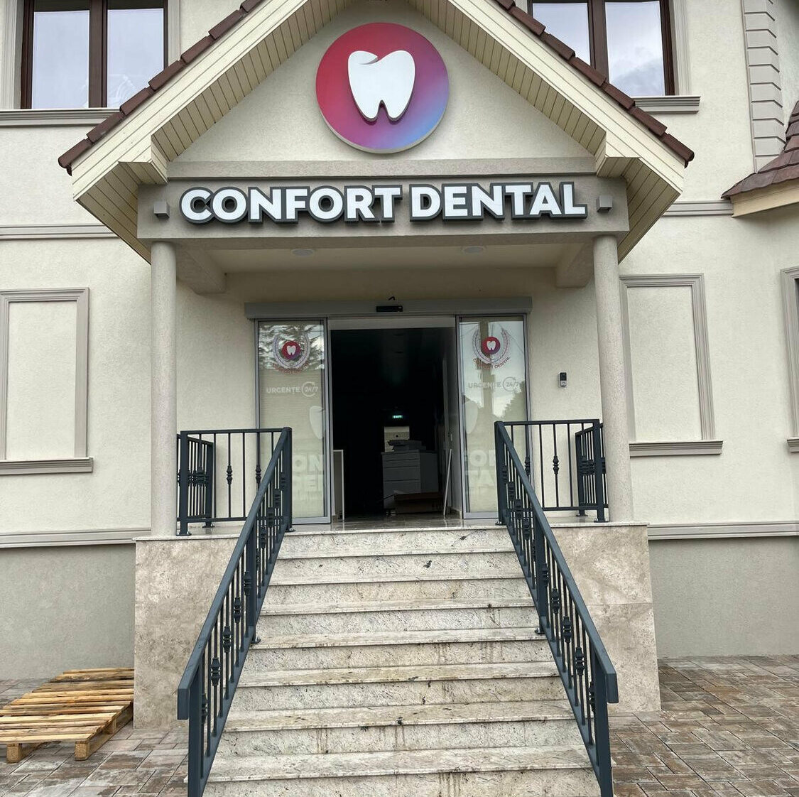 firma luminoasa clinica dentara sibiu litere volumetrice si caseta premium pentru imagine profesionala si vizibilitate maxima reclame luminoase sibiu pentru clinica dentara cu litere volumetrice iluminate si caseta luminoasa cu elemente in relief pentru fatada