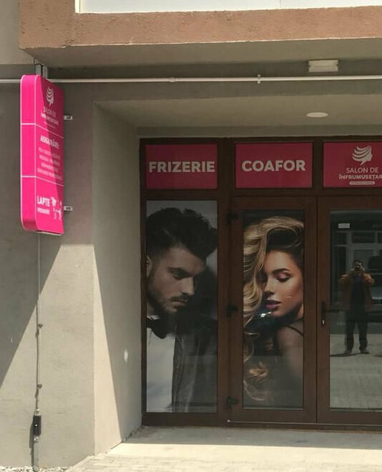 caseta luminoasa fata verso sibiu pentru salon de infrumusetare montata pe perete cu iluminare led si vizibilitate dubla