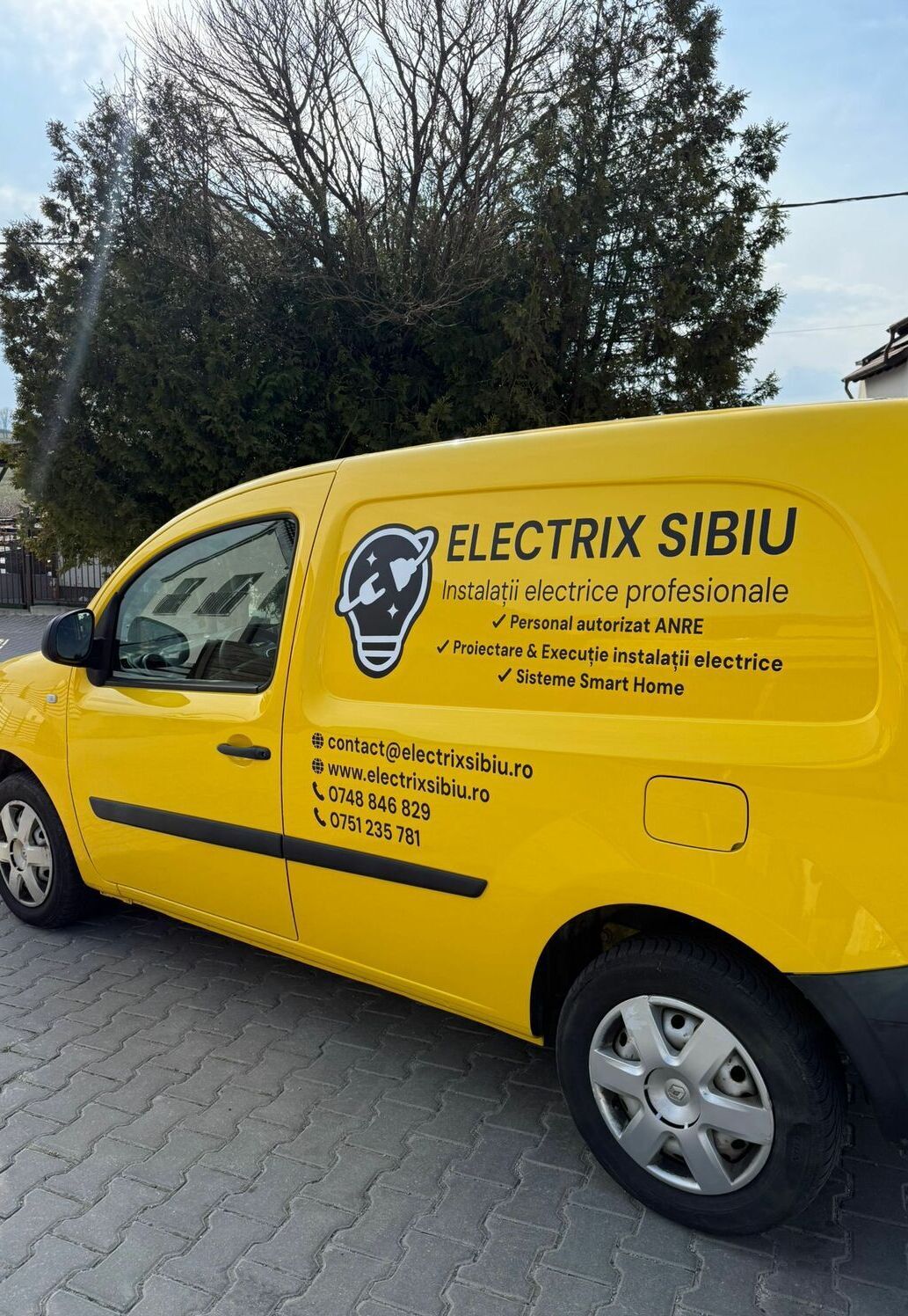 Colantare auto Sibiu – branding duba firma cu design profesional si impact vizual Colantare auto Sibiu pentru duba electricieni, branding masina firma cu autocolant profesional si design vizibil pentru cresterea clientilor