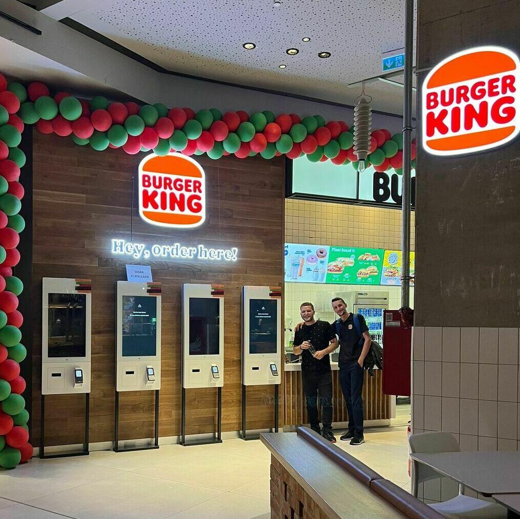 Diverse materiale publicitare, producție publicitară luminoasă, montate în mall pentru Burger King