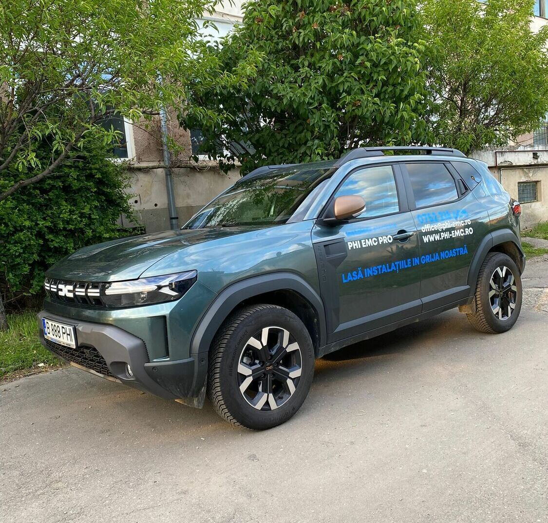 inscriptionare masina servicii electrice sibiu cu grafica optimizata pentru promovare eficienta in trafic colantare auto dacia duster sibiu pentru firma electricieni PHI EMC cu branding modern si aplicare profesionala