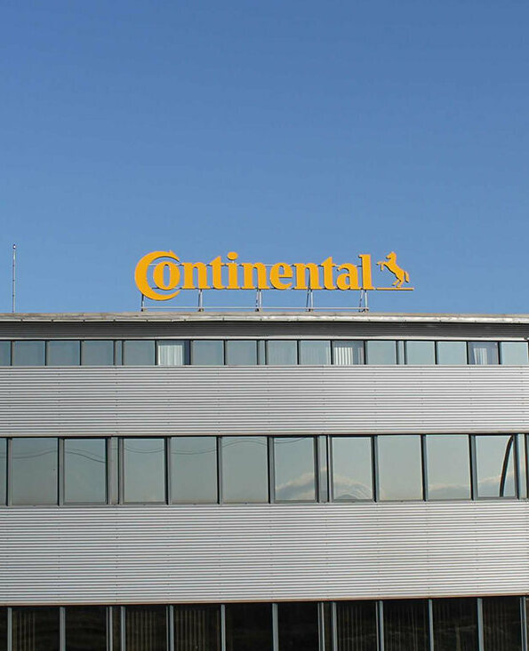 reclame luminoase sibiu pentru fabrica montaj pe acoperis cu litere volumetrice pe structura metalica rezistenta si siguranta maxima