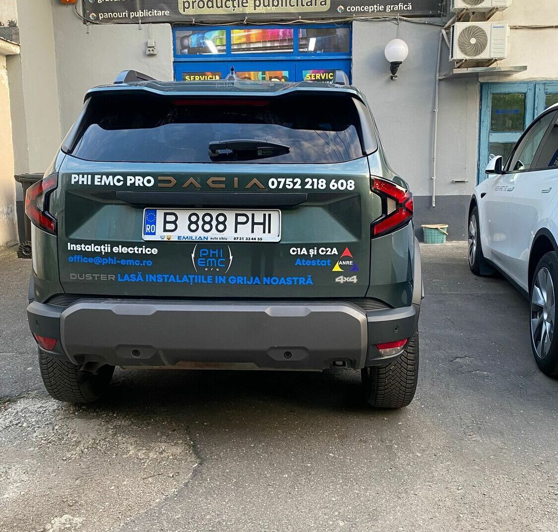 colantare auto spate firma electrice sibiu cu design profesional pentru promovare constanta inscriptionare auto spate masina sibiu pentru PHI EMC cu informatii complete si vizibilitate maxima pentru clienti