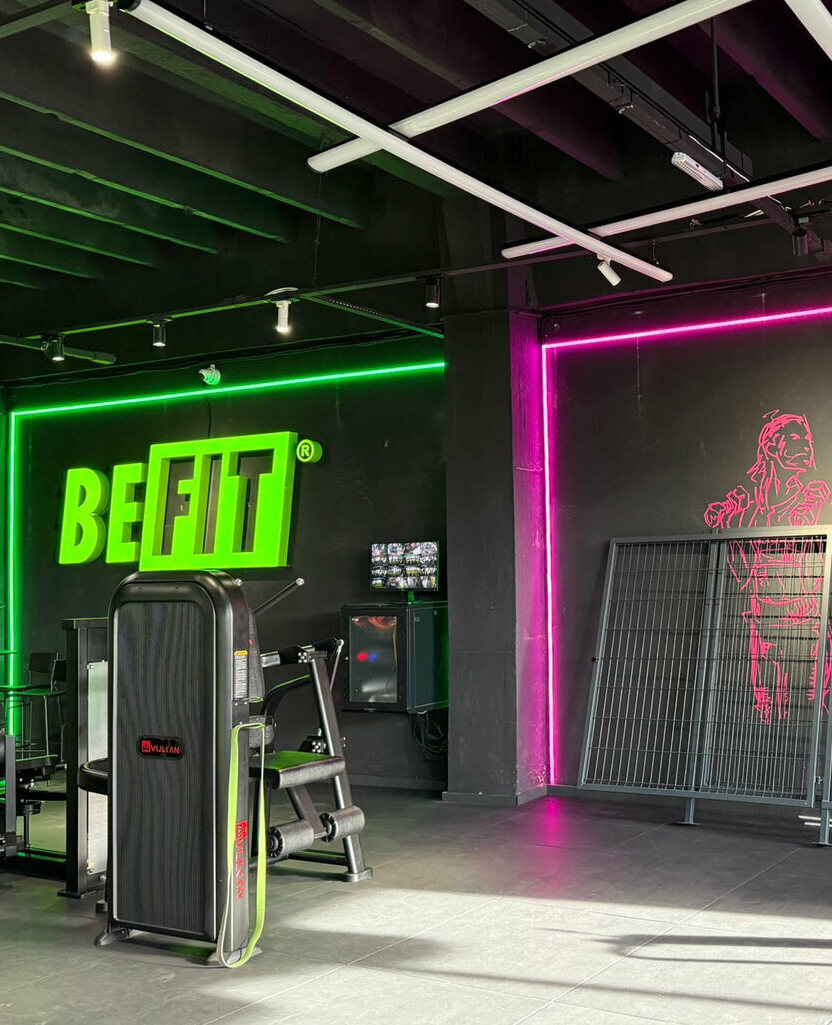 reclame luminoase sibiu pentru sala fitness design spectaculos cu iluminare led colorata contur neon si litere volumetrice luminoase branding puternic pentru sali de sport impact vizual premium si atmosfera moderna