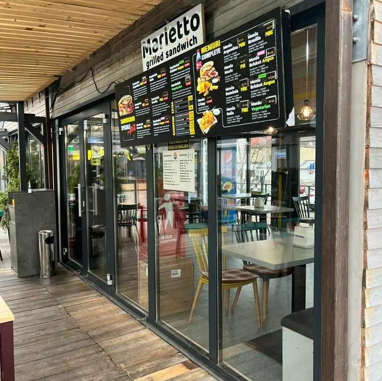 panouri meniu luminoase sibiu pentru restaurant fast food cu design modern si impact vizual puternic pentru atragerea clientilor casete luminoase meniu sibiu pentru fast food rezistente la exterior cu iluminare led clara si vizibilitate maxima zi si noapte