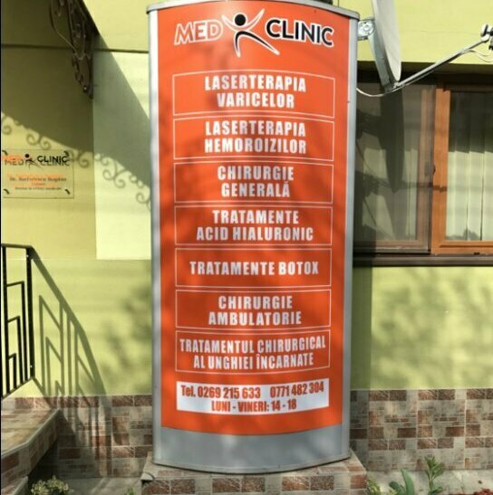 Realizarea unui totem luminos publicitar și a unui totem printat pentru o clinică din Sibiu
