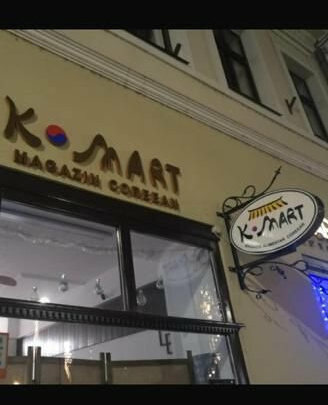 caseta luminoasa rotunda fata verso sibiu pentru magazin montata perpendicular pe cladire cu vizibilitate dubla