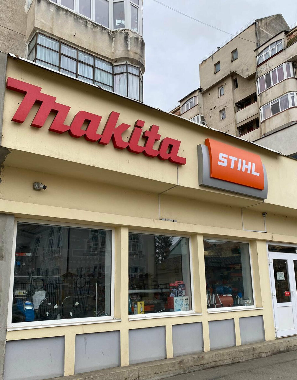 Firme luminoase Sibiu – reclama magazin cu litere volumetrice si caseta iluminata LED firma luminoasa magazin sibiu cu litere volumetrice si caseta led pentru vizibilitate stradala