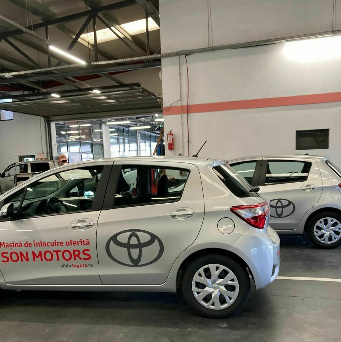Inscripționare profesională a mașinilor Toyota la reprezentanță, asigurând un aspect impecabil și o aplicare precisă.