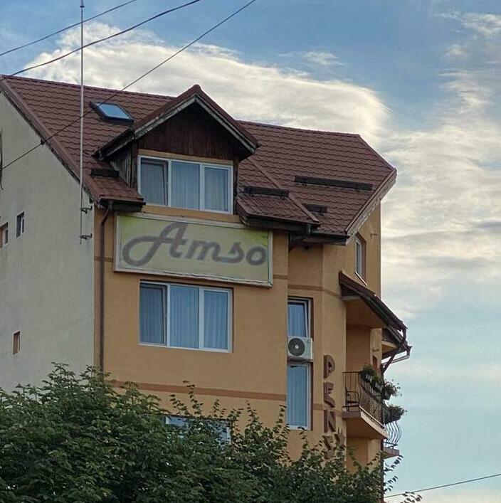 Decorare cu folie sablată personalizată în birourile companiei Marquardt, adăugând un touch elegant și profesional în interiorul lor.