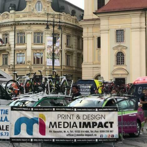 Realizarea unei multitudini de bannere publicitare și montaj pentru Turul Ciclist al României, în Piața Mare din Sibiu, bannere publicitare