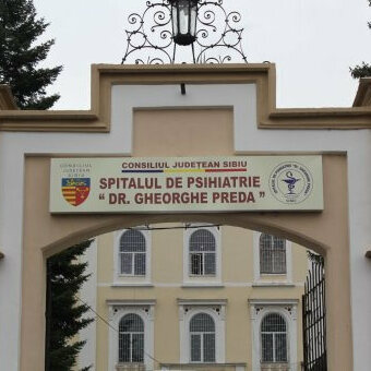 Caseta luminoasa Sibiu – reclama pentru spital si institutii publice cu vizibilitate ridicata caseta luminoasa spital sibiu montata la intrare institutie medicala pentru identificare si orientare pacienti