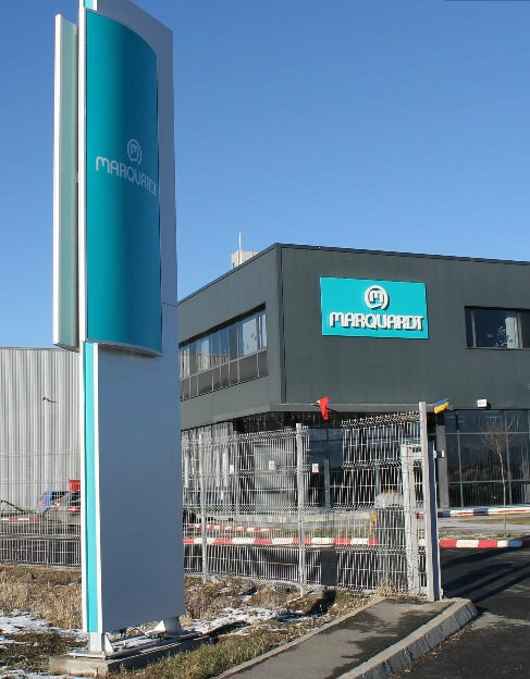 Firme luminoase Sibiu – totem luminos exterior pentru branding industrial si vizibilitate maxima totem luminos exterior sibiu pentru companie industriala cu iluminare led si vizibilitate stradala