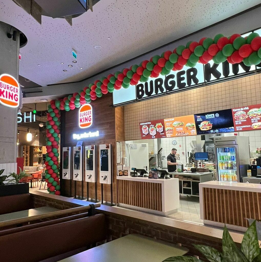 Montare materiale publicitare pentru deschiderea Burger King în Sibiu, inclusiv bannere, autocolante și alte elemente de branding personalizate