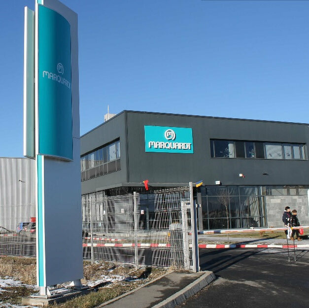 totem luminos sibiu si reclame luminoase industriale pentru fabrica cu vizibilitate maxima si branding puternic pe cladire reclame luminoase sibiu totem luminos premium si litere volumetrice cu caseta pentru fatada fabrica productie si montaj profesional
