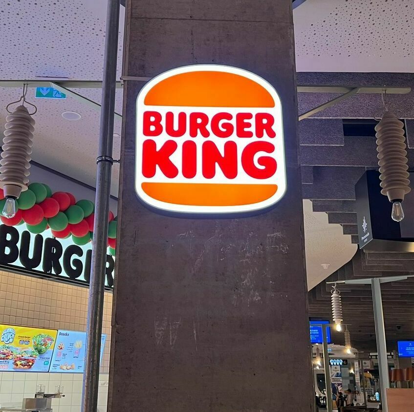 Panou luminos de dimensiune unică, realizat conform cerințelor, montat în mall-ul principal al Sibiului pentru Burger King