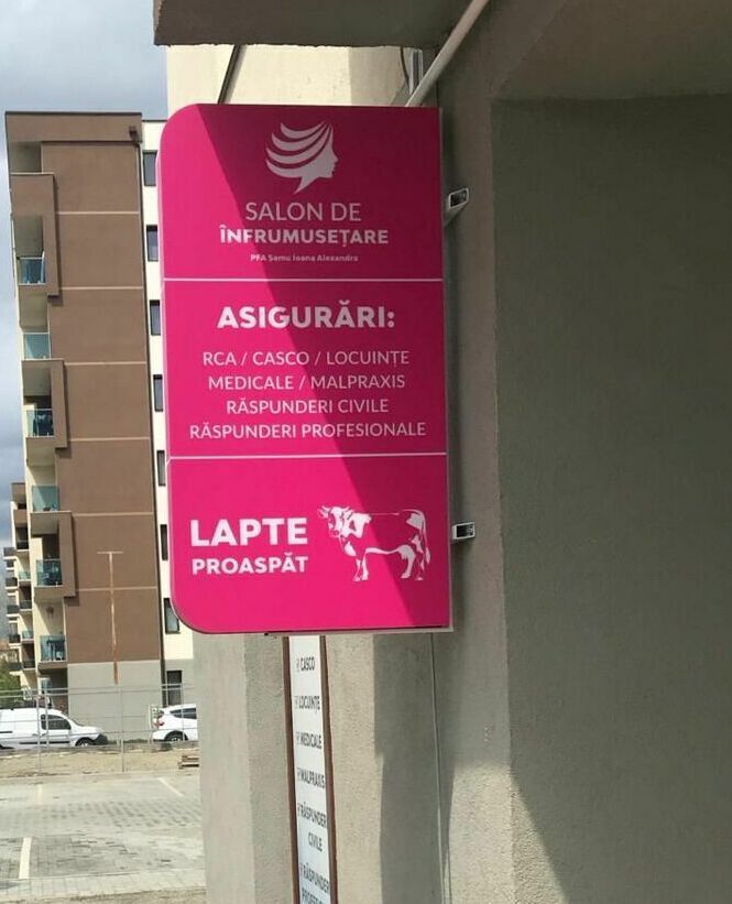 caseta luminoasa fata verso montata pe perete in sibiu pentru vizibilitate dubla si iluminare led exterior