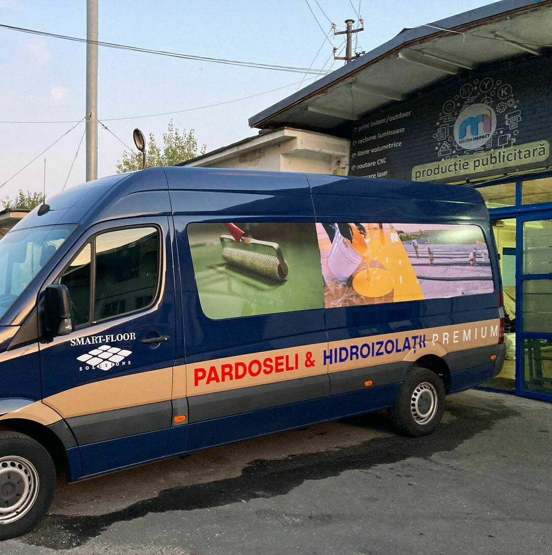 Insipționare auto detaliată și precisă cu autocolant de calitate superioară pe o dubiță, asigurând un rezultat vizual impecabil