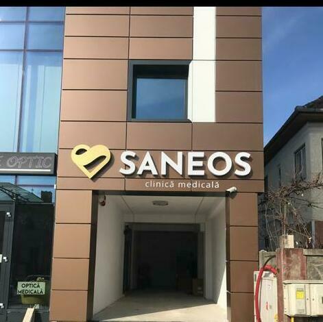 Realizare litere volumetrice luminoase și casetare bond personalizate pentru clinica medicală renumită SANEOS din Sibiu, garantând un aspect profesional și vizibilitate excelentă.
