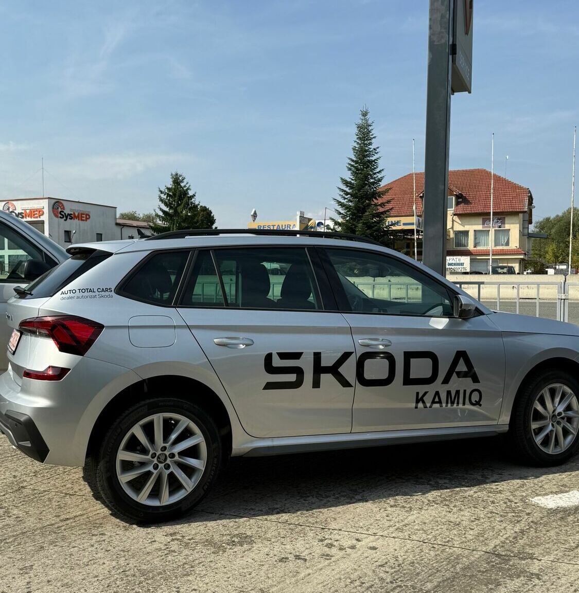 inscriptionare auto Sibiu Skoda Kamiq colantare profesionala masina reprezentanta inscriptionare auto sibiu skoda kamiq colantare laterala cu logo mare pentru vizibilitate maxima in trafic
