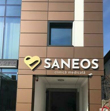 Realizare litere volumetrice luminoase și casetare bond personalizate pentru clinica medicală renumită SANEOS din Sibiu, garantând un aspect profesional și vizibilitate excelentă.