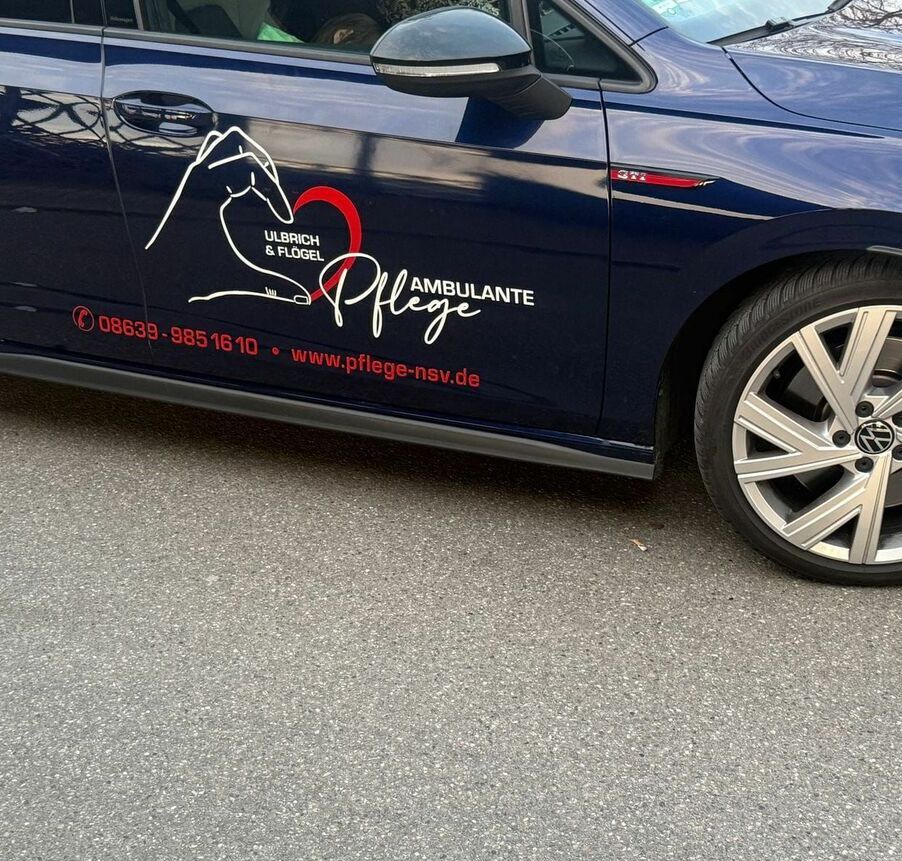 inscriptionare masina servicii medicale sibiu branding auto profesional cu impact vizual si promovare eficienta in trafic colantare auto lateral masina servicii medicale sibiu cu logo elegant si contact branding profesional pentru imagine premium si vizibilitate maxima