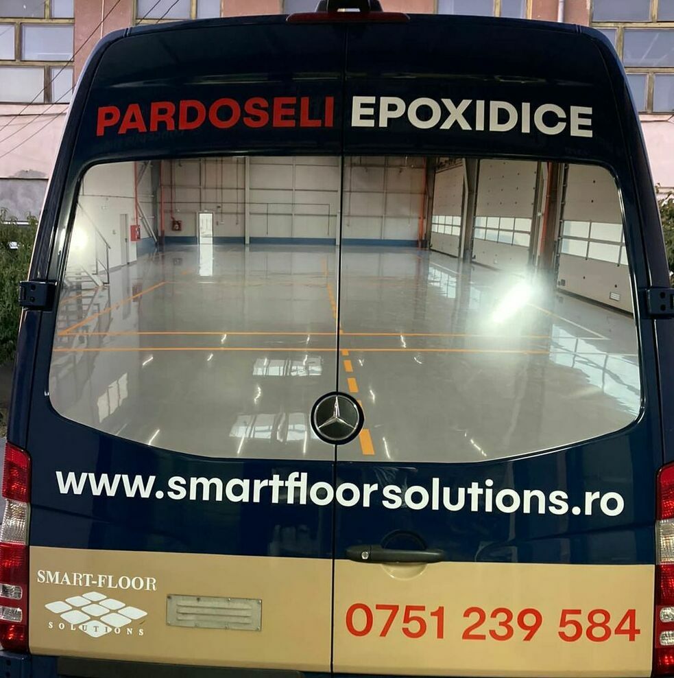 Inscriptionare auto de înaltă calitate pentru o dubiță cu autocolant, garantând un print superior