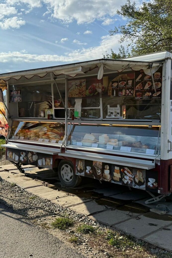 inscriptionare rulota alimentara mobila sibiu realizata cu materiale premium pentru branding atractiv si vizibilitate maxima la vanzare directa