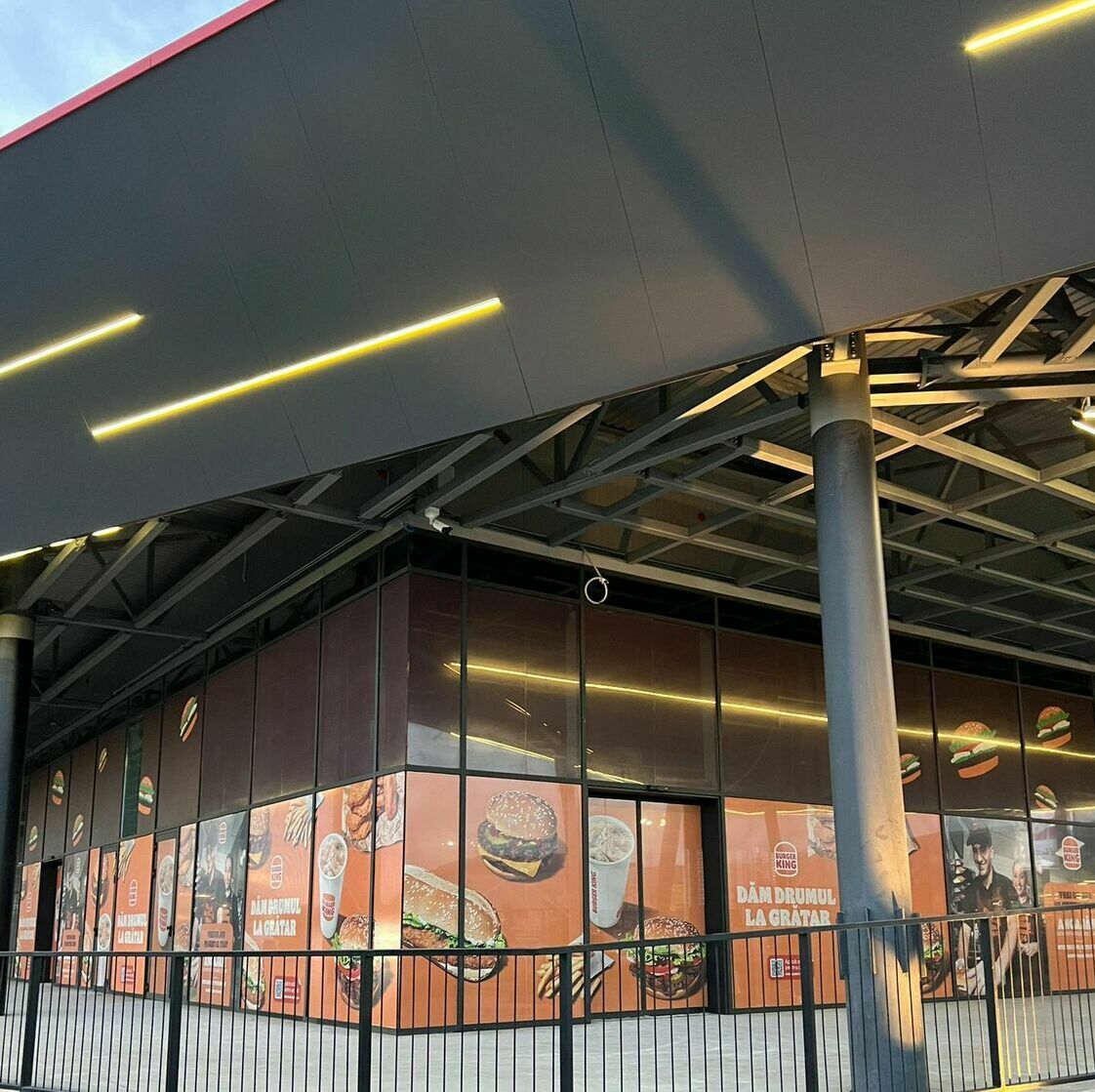 Imbracarea fațadei unui mall cu autocolant și mesh pentru renumitul Burger King, inclusiv printare, grafică și montaj profesional
