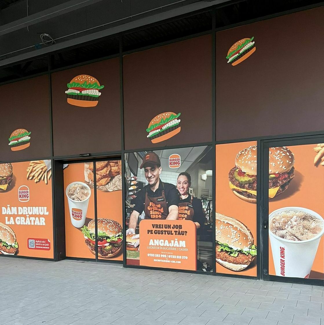 Imbracarea fațadei unui mare mall în autocolant și mesh pentru renumitul Burger King, incluzând printare, grafică și montaj profesional